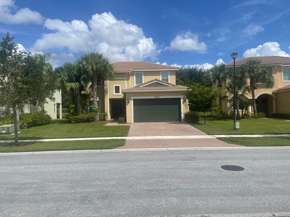 2955 Bellarosa Circle in Royal Palm Beach, FL - Building Photo