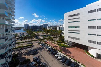 3725 S Ocean Dr, Unit 819 in Hollywood, FL - Foto de edificio - Building Photo