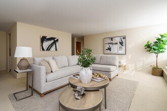 1000 Urlin Ave in Grandview Heights, OH - Foto de edificio - Building Photo