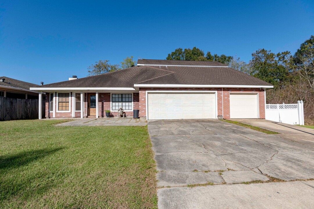 102 Confederate Ave in Broussard, LA - Building Photo