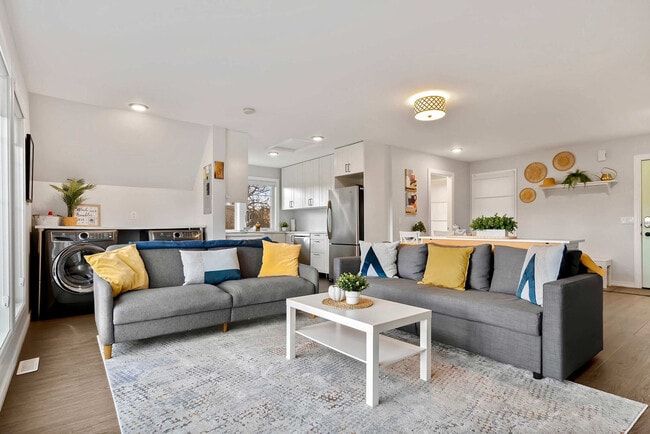 74 Elma St W in Okotoks, AB - Building Photo - Building Photo