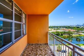 2025 NE 164th St in North Miami Beach, FL - Building Photo - Building Photo