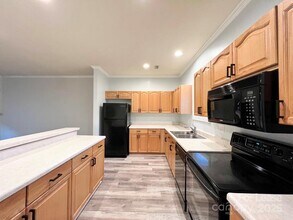 7014 Elm Hill Ct in Charlotte, NC - Foto de edificio - Building Photo