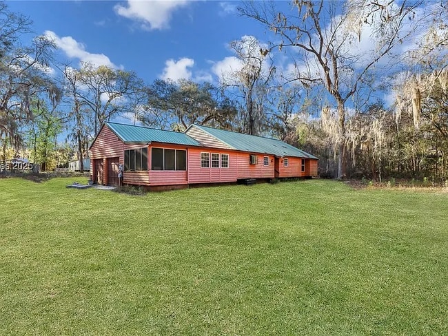 property at 6 Alumni Rd