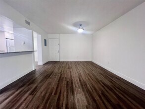 17350 NW 68th Ave-Unit -400-416 in Hialeah, FL - Building Photo - Building Photo