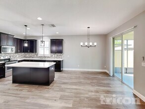 1842 Castleton Dr in St. Cloud, FL - Foto de edificio - Building Photo