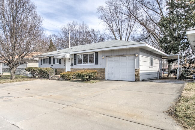 1700 Patterson Rd in Florissant, MO - Building Photo - Building Photo