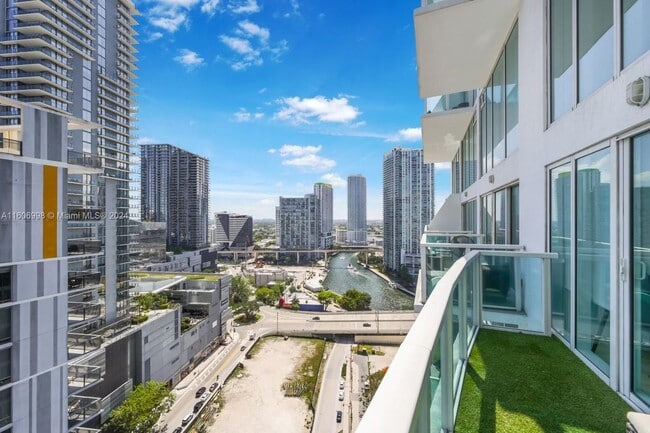 41 SE 5th St in Miami, FL - Foto de edificio - Building Photo