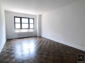 165 E 35th St in New York, NY - Building Photo - Building Photo