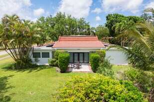 Emerald Green Villas in Hollywood, FL - Building Photo