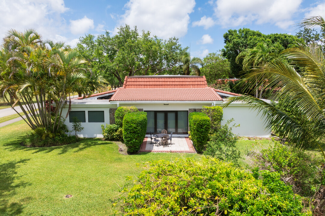 Emerald Green Villas in Hollywood, FL - Foto de edificio