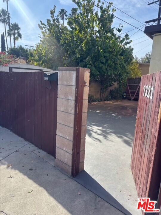 7321 Ventura Canyon Ave in Los Angeles, CA - Building Photo