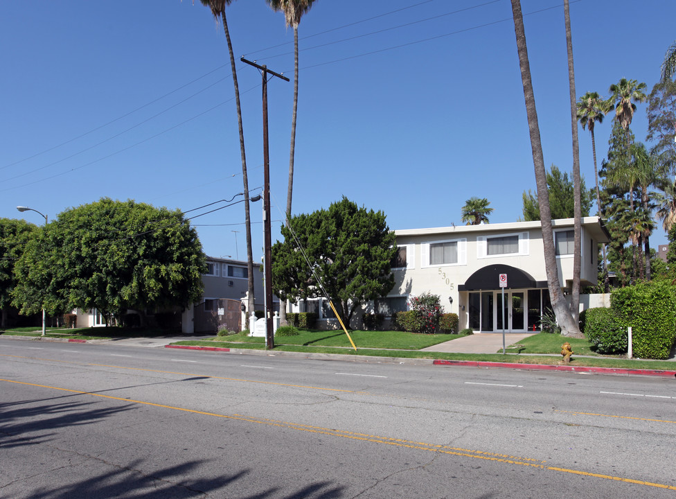 5239-5305 Lindley Ave in Tarzana, CA - Building Photo