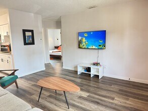 4590 76th Ave N, Unit 201 in Pinellas Park, FL - Foto de edificio - Building Photo