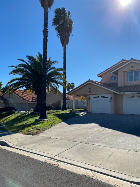 16502 Mango Way in Lake Elsinore, CA - Foto de edificio