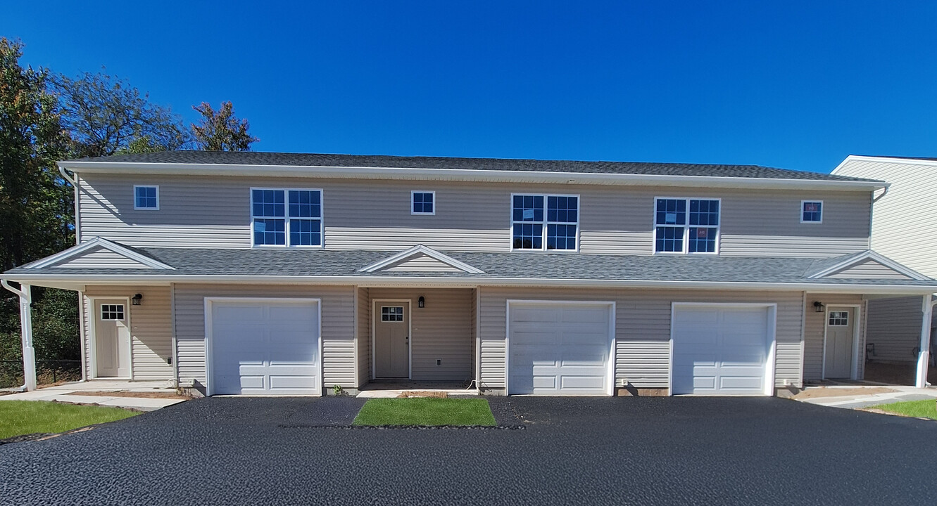 Calvary Hill Townhomes in New Oxford, PA - Building Photo