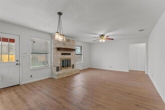 209 E Rector St in Manor, TX - Foto de edificio - Building Photo