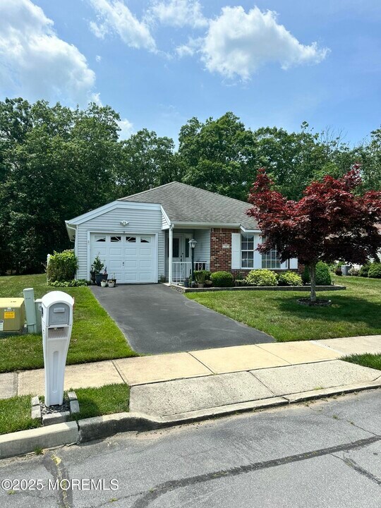 19 Dogwood Dr in Barnegat Township, NJ - Building Photo