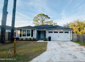 8077 Nussbaum Dr in Jacksonville, FL - Building Photo