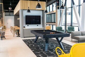 2347 N Elston Ct, Unit 243 in Chicago, IL - Foto de edificio - Building Photo