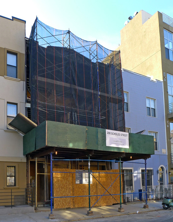 200 Scholes St in Brooklyn, NY - Building Photo