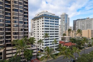 Fairway Manor in Honolulu, HI - Building Photo