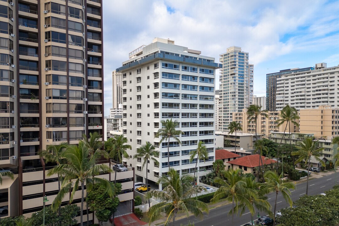 Fairway Manor in Honolulu, HI - Building Photo