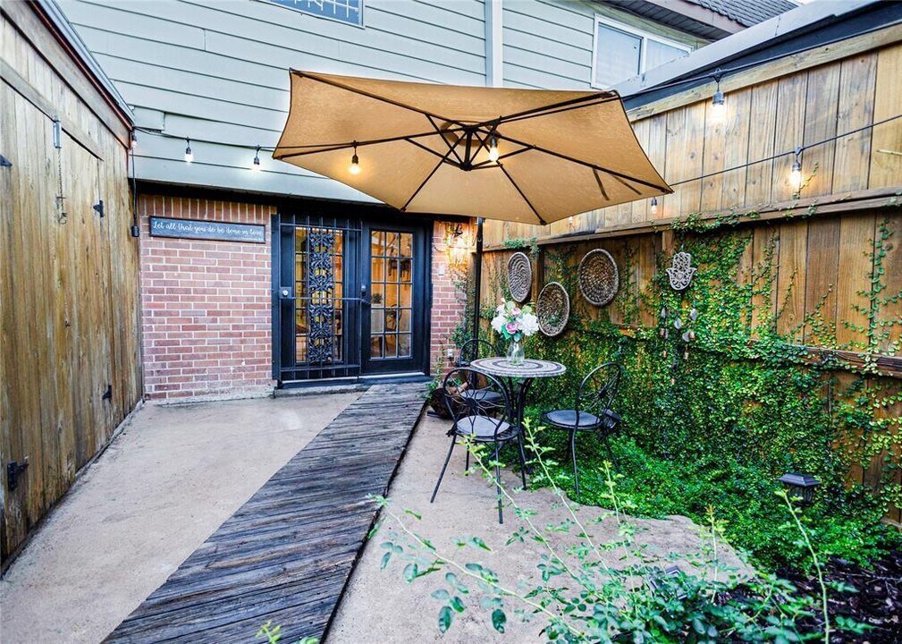 6201 Fondren Rd in Houston, TX - Building Photo