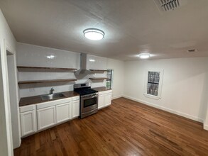 913 N 5th St in McAllen, TX - Foto de edificio - Building Photo