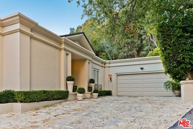 2353 Bowmont Dr in Beverly Hills, CA - Building Photo - Building Photo