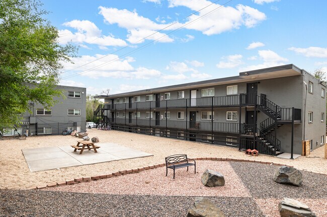 Jasmine Springs in Colorado Springs, CO - Foto de edificio - Building Photo