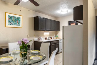 Kingsborough Apartments in Wichita, KS - Foto de edificio - Building Photo