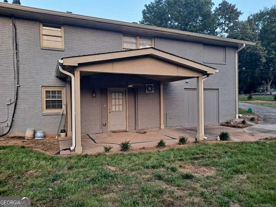 1063 Pleasant Hill Rd in Lawrenceville, GA - Building Photo