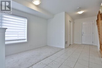 348 Wheat Boom Dr. in Oakville, ON - Building Photo - Building Photo