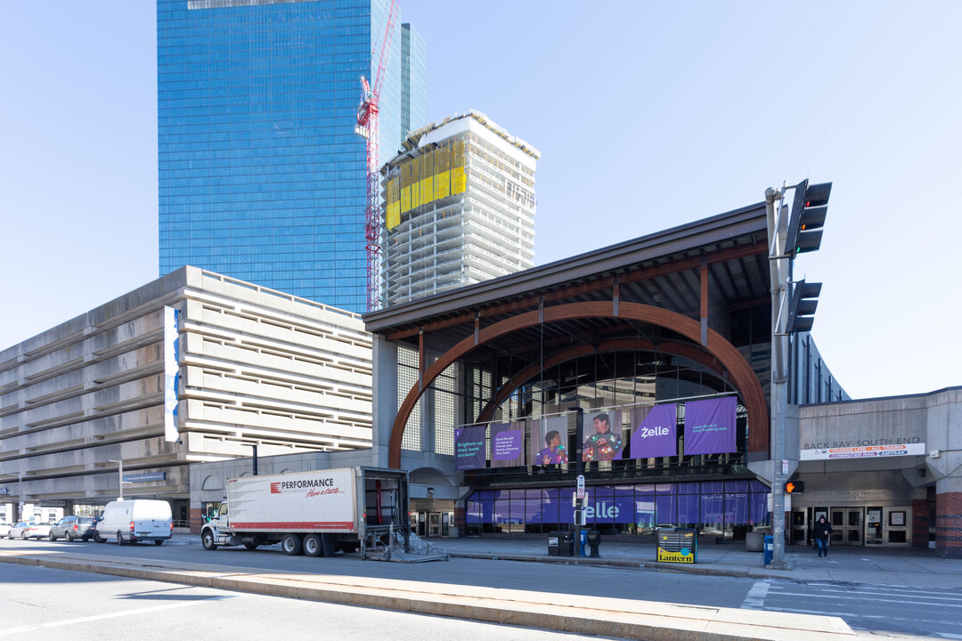 Garage East in Boston, MA - Foto de edificio