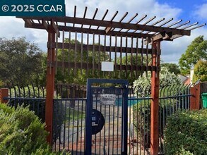 10 Tarn Ct in Hercules, CA - Building Photo - Building Photo