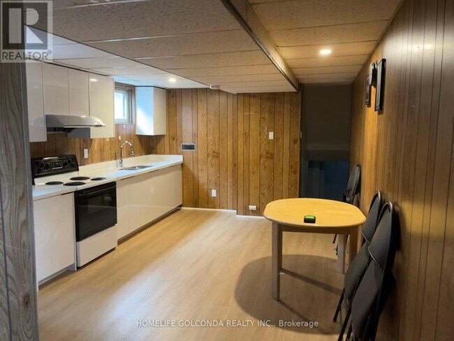119 Shawnee Cir in Toronto, ON - Building Photo - Building Photo