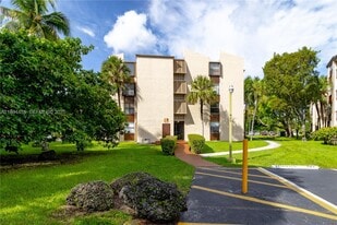14611 N Kendall Dr in Miami, FL - Building Photo