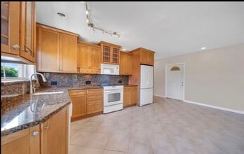 2591 NE 55th Ct, Unit 208 in Fort Lauderdale, FL - Foto de edificio - Building Photo