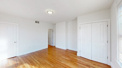 80 W Cottage St, Unit 3 in Boston, MA - Building Photo - Building Photo