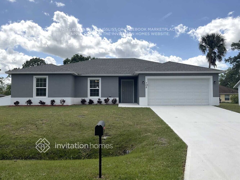 708 Bremerhaven St NW in Palm Bay, FL - Foto de edificio