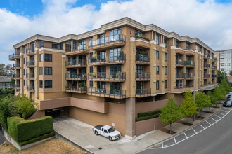 Astoria Condos in Bellevue, WA - Foto de edificio - Building Photo