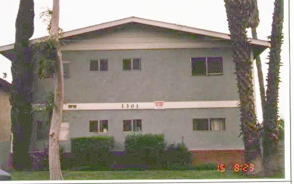 1301 Burwood St in La Habra, CA - Foto de edificio - Building Photo