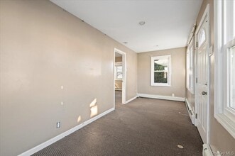 8 Garfield Ave in Farmingdale, NY - Foto de edificio - Building Photo