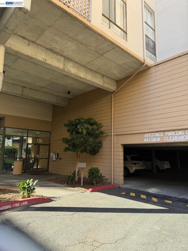 320 N Civic Dr in Walnut Creek, CA - Foto de edificio - Building Photo