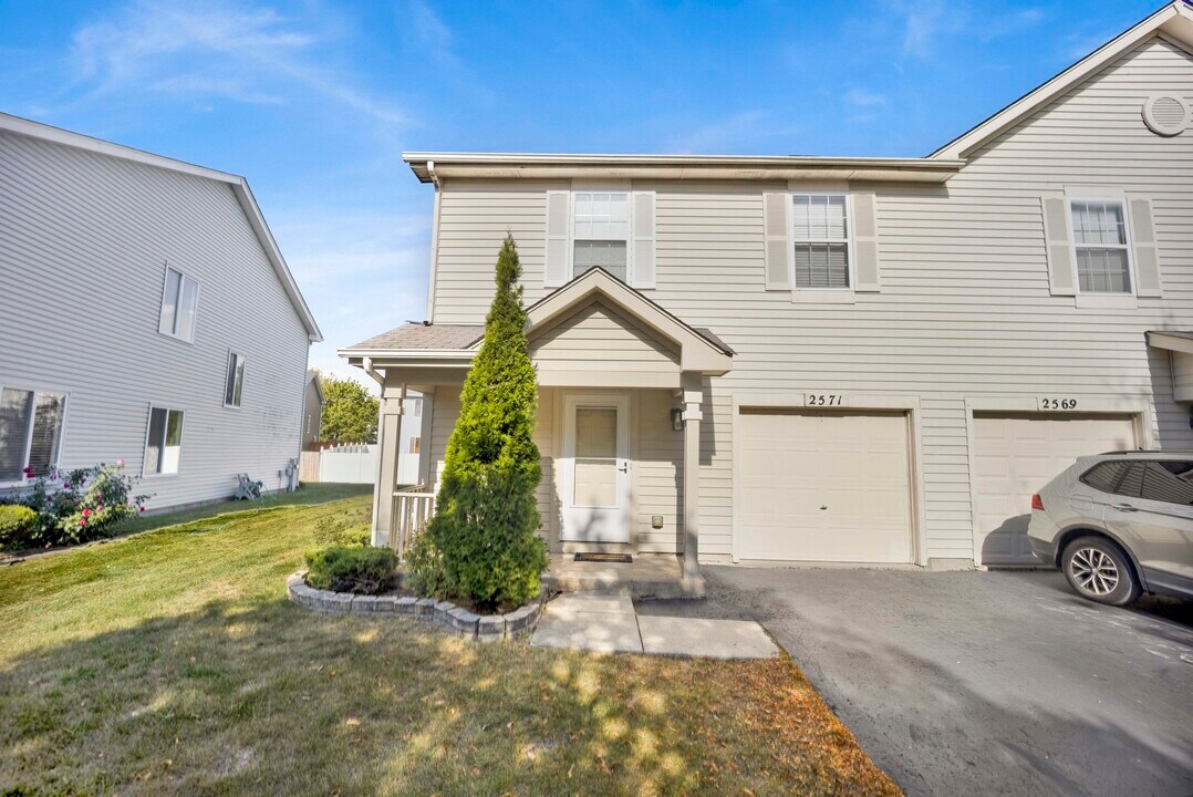 2571 Eldorado Ln in Naperville, IL - Building Photo