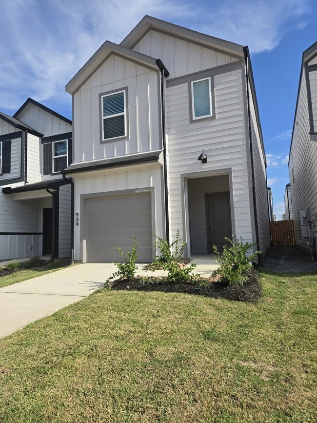 property at 939 MoonDrop Ln