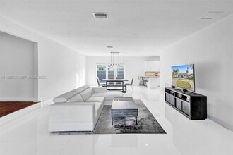 1102 Meadowlark Ave in Miami Springs, FL - Foto de edificio - Building Photo