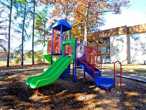 Stratford Hills Apartment and Townhomes in Richmond, VA - Foto de edificio - Building Photo