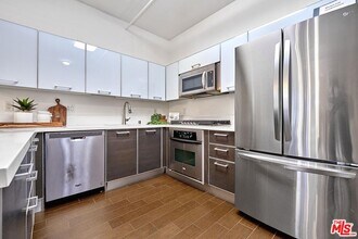 645 W 9th St in Los Angeles, CA - Building Photo - Building Photo